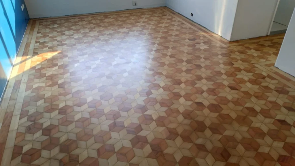 Raspagem de assoalho de madeira em apartamento na Vila Mariana, São Paulo
