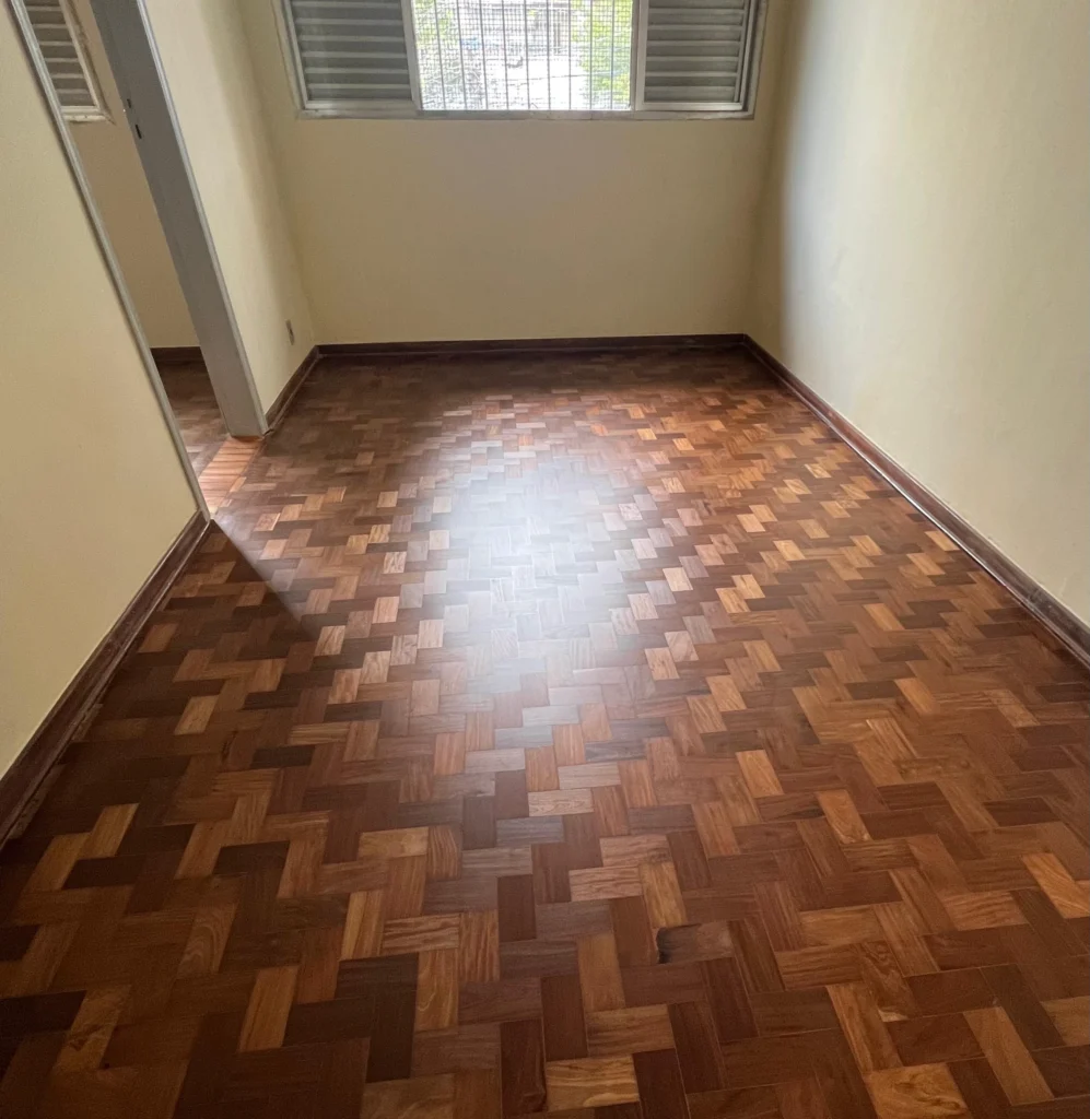 Raspagem de piso de peroba em casa do Planalto Paulista — Renova Tacos