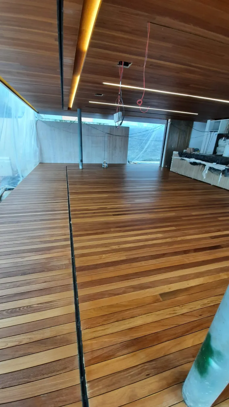 Aplicação de Synteko em piso de madeira em São Paulo — Renova Tacos