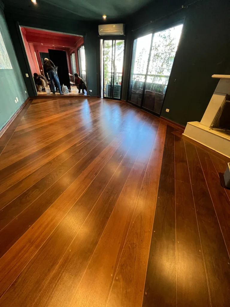 Raspagem de piso de madeira na Vila Andrade, São Paulo — Renova Tacos