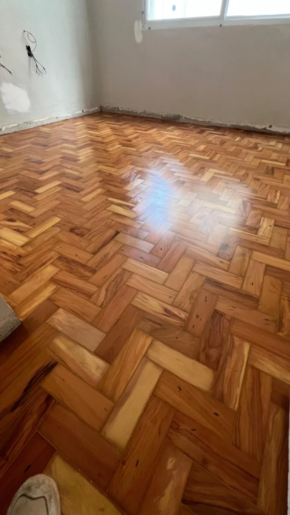 Restauração de piso de cumaru no Butantã, São Paulo