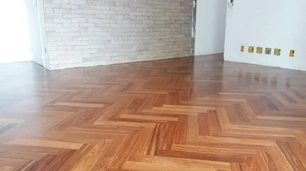 Piso de madeira restaurado pela Renova Tacos