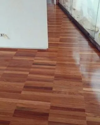 Piso de madeira restaurado pela Renova Tacos