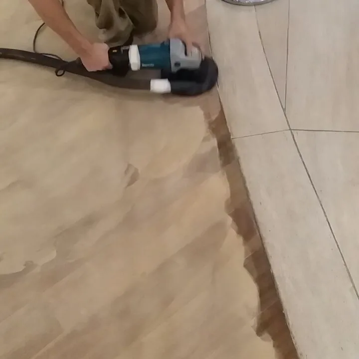 Piso de madeira restaurado pela Renova Tacos