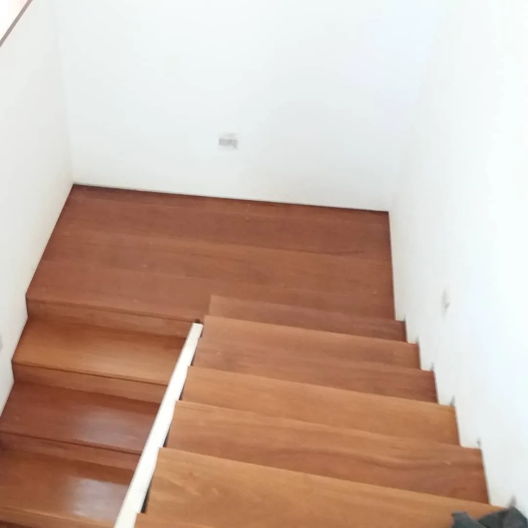Piso de madeira restaurado pela Renova Tacos