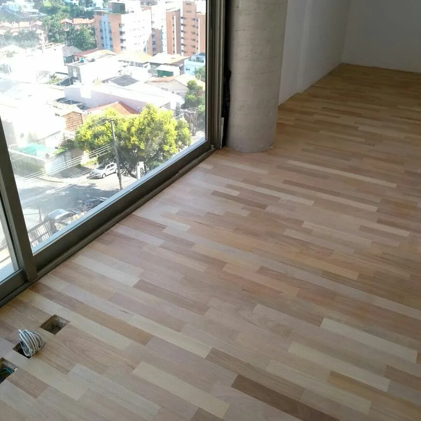 Piso de madeira restaurado pela Renova Tacos