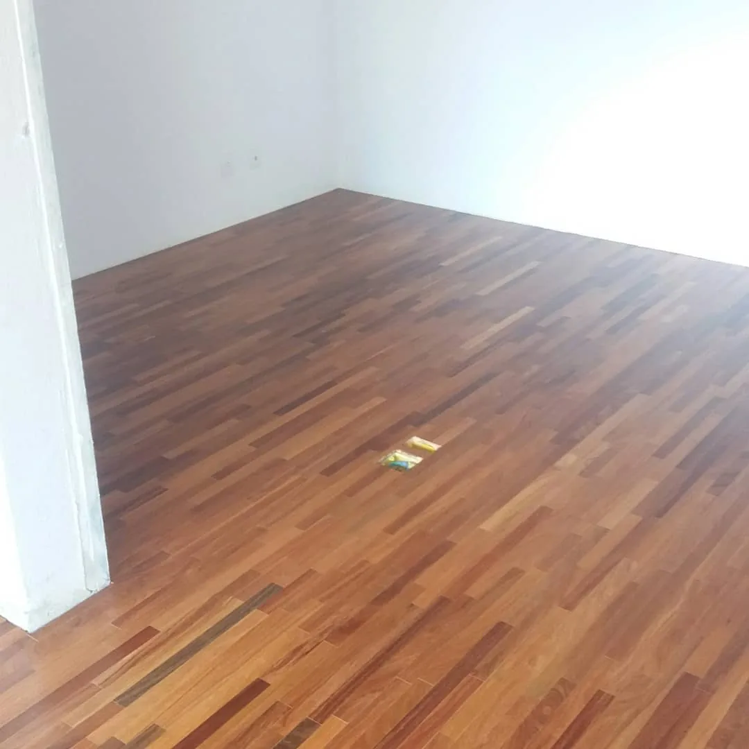 Piso de madeira restaurado pela Renova Tacos