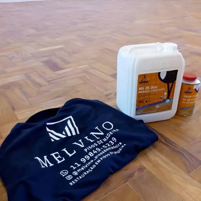 Camisa da Melvino Pisos de Madeira sobre piso de madeira restaurado