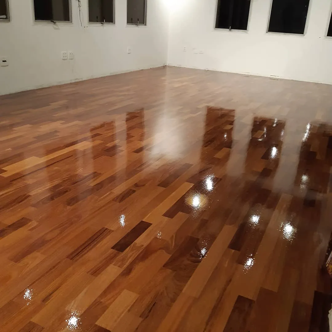 Piso de madeira com acabamento Bona finalizado em São Paulo