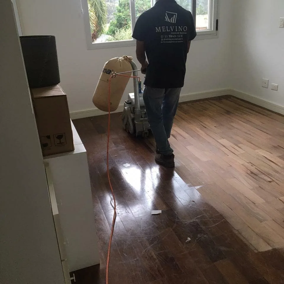 Técnico da Renova Tacos operando lixadeira com sistema de aspiração