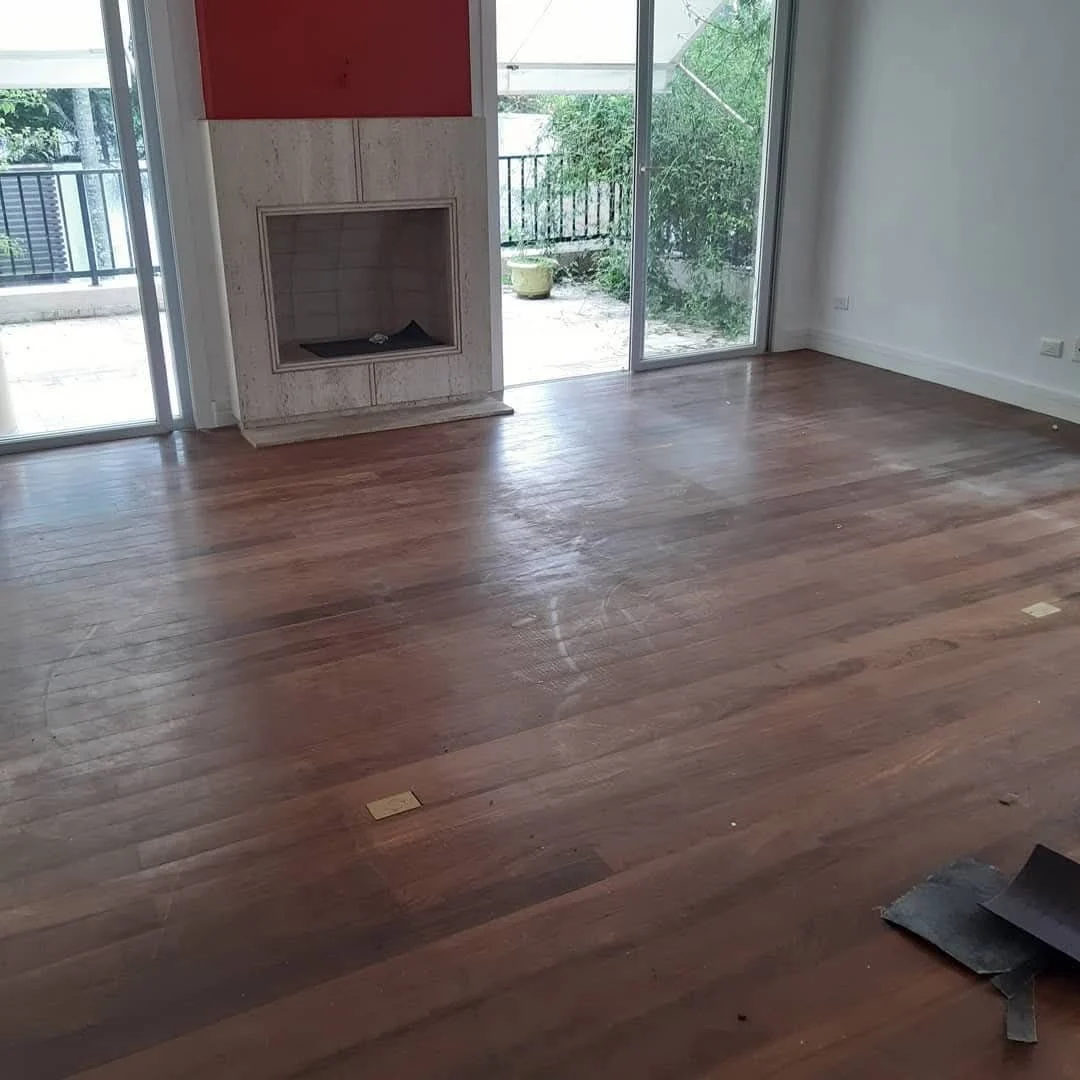 Piso de tábua corrida recém-lixado, antes do clareamento, mostrando o tom natural da madeira