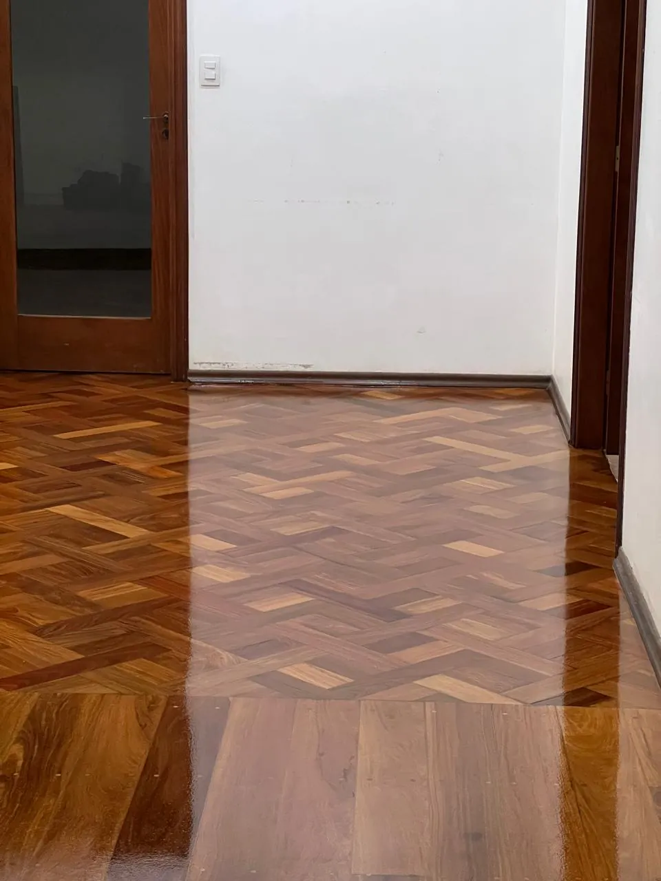 Restauração de piso em espinha de peixe, corredor