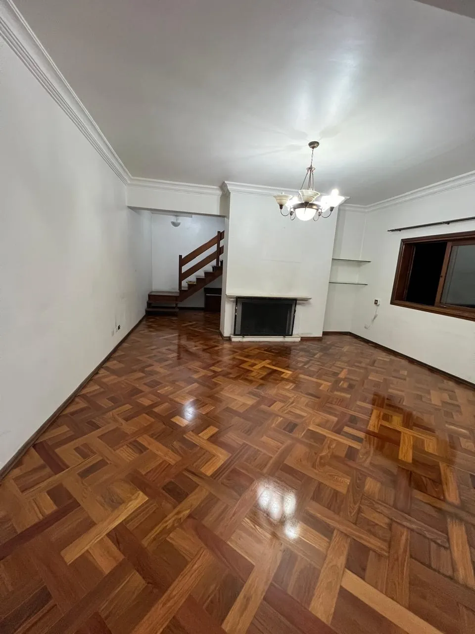 Piso em espinha de peixe restaurado, sala com lareira