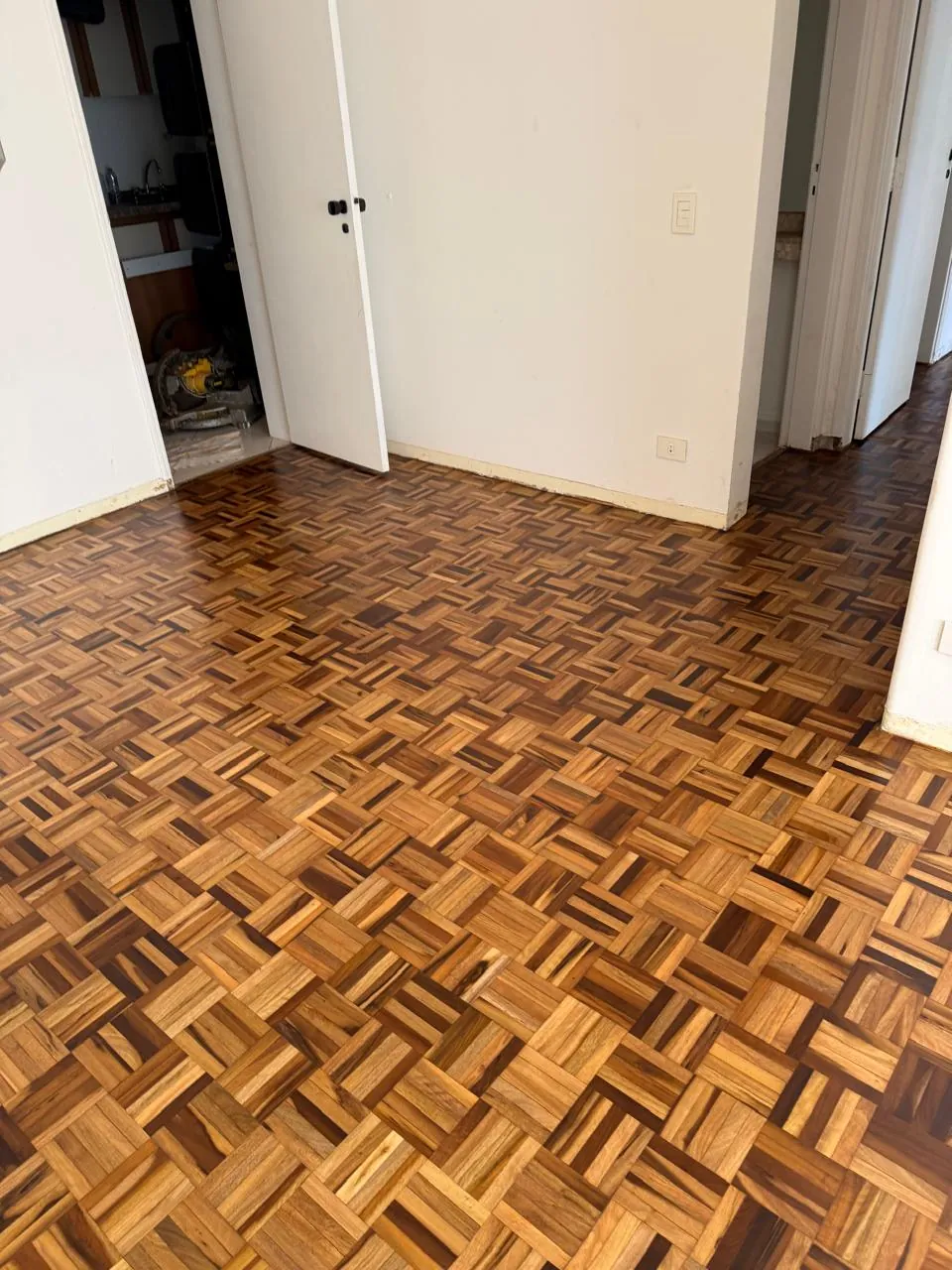 Restauração de piso em mosaico diagonal