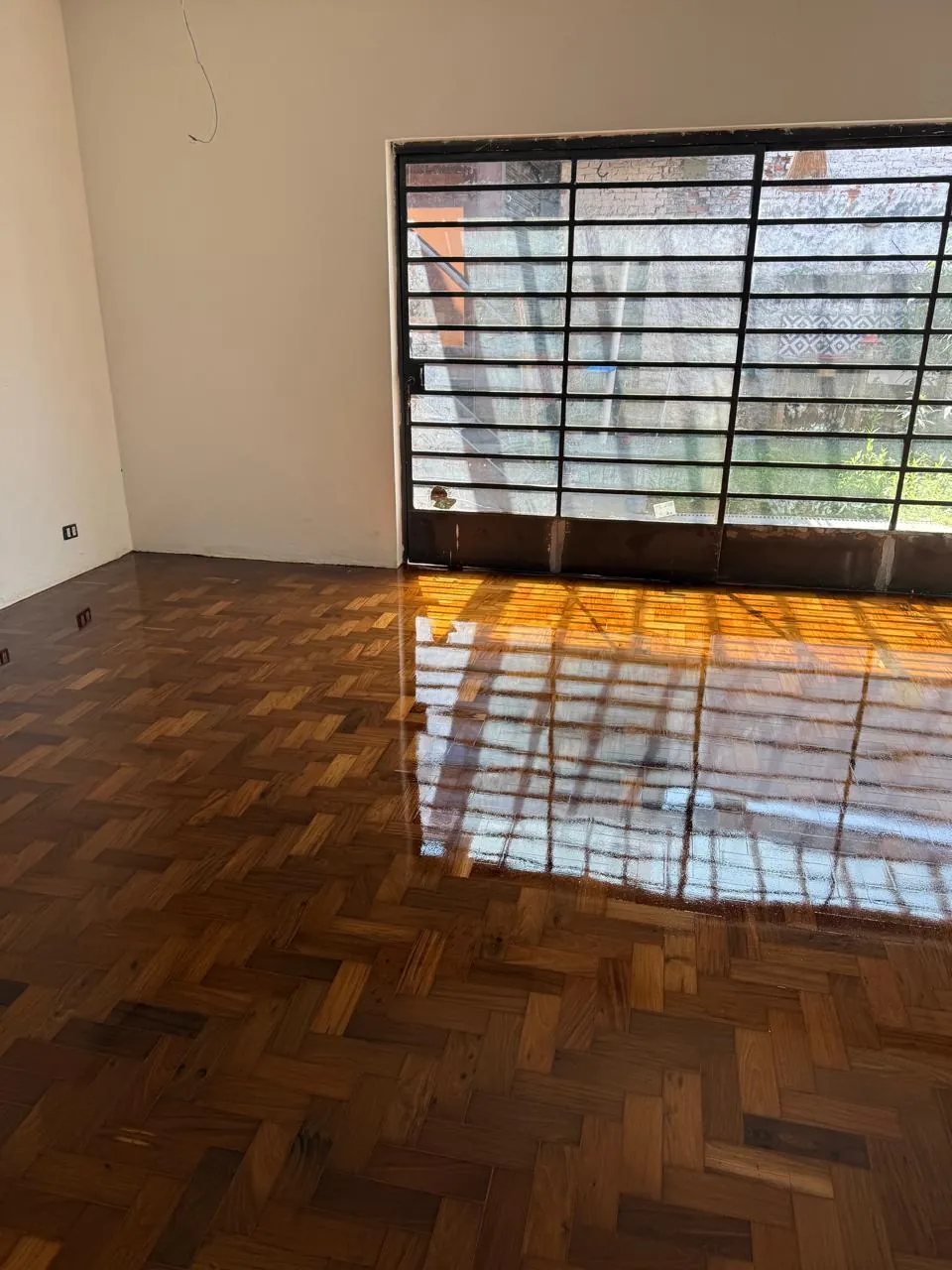 Piso em tábua corrida restaurado, ambiente com luz natural