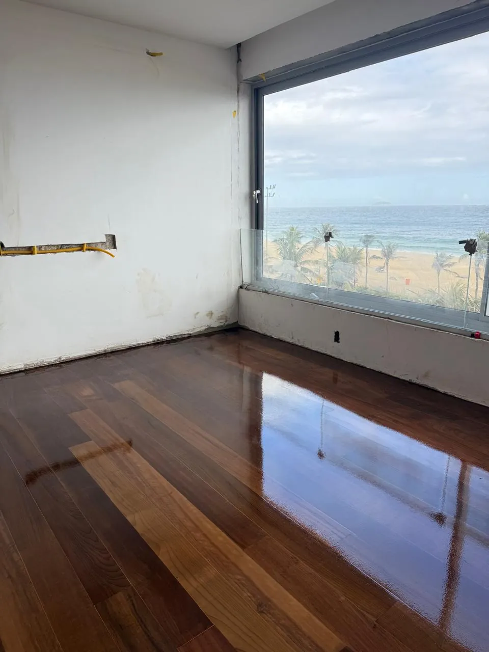 Piso de tábua corrida com acabamento final brilhante
